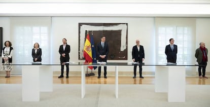 Representantes del Gobierno y de los agentes sociales en la firma del Acuerdo Social en Defensa del Empleo, celebrado en el Complejo de La Moncloa en Madrid (España) a 11 de mayo de 2020