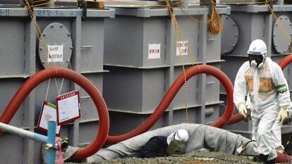 Un empleado, frente a tanques de agua radiactiva en Fukushima, el pasado agosto.