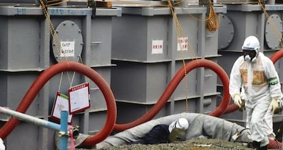 Un empleado, frente a tanques de agua radiactiva en Fukushima, el pasado agosto.