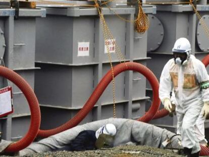 Un empleado, frente a tanques de agua radiactiva en Fukushima, el pasado agosto.