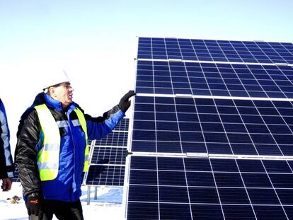 Imagen de la puesta en marcha de la mayor planta solar de la región, en febrero de 2018, en Sarán, en el centro del país asiático.