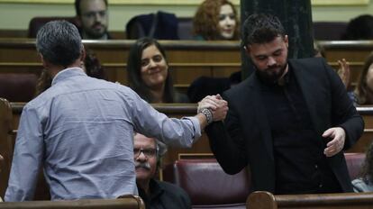 El portavoz adjunto de ERC en el Congreso, Gabriel Rufián (d) saluda al diputado de EH Bildu, Oskar Matute (i).