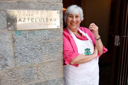 Gurutze Celayeta en la puerta de la sociedad Gazteluleku, en Pamplona.