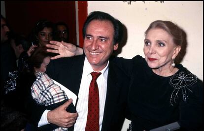 Los cantantes María Dolores Pradera y Manolo Escobar posando durante un acto en Madrid.