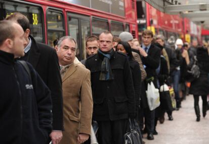 Decenas de personas hacen cola en los autobuses bajo temperaturas de congelación en la capital británica