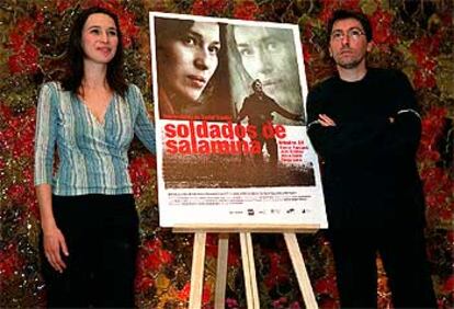 Ariadna Gil y David Trueba, ayer, en el cine madrileño donde se proyectó a la prensa <i>Soldados de Salamina.</i>