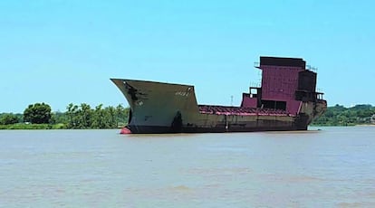 El &quot;barco fantasma&quot; navega sin rumbo por el r&iacute;o Paran&aacute;, a la altura de la provincia argentina de Corrientes.