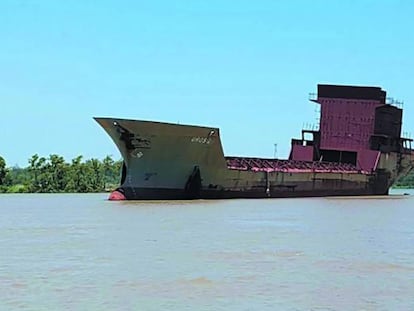 El "barco fantasma" navega sin rumbo por el río Paraná, a la altura de la provincia argentina de Corrientes.