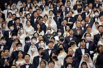 Multitud de parejas con máscaras participan en una boda multitudinaria en la Iglesia de Unificación en el Centro Mundial de la Paz de Cheongshim en Gapyeong (Corea del Sur), este viernes.