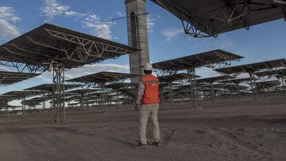 Un trabajador en una planta de energía termosolar en Antofagasta, Chile, en 2018.