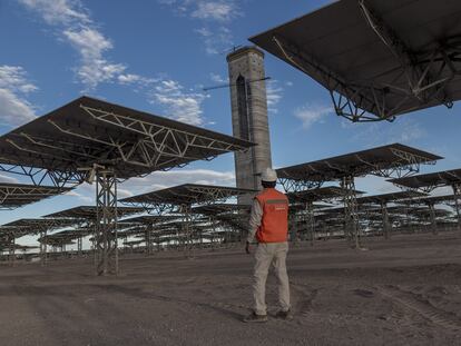 Un trabajador en una planta de energía termosolar en Antofagasta, Chile, en 2018.