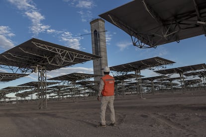Un trabajador en una planta de energía termosolar en Antofagasta, Chile, en 2018.