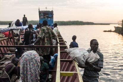 En el condado de Awerial, en el estado central de Lagos, viven ya unas 85.000 personas desplazadas y las organizaciones de socorro incrementan la ayuda con la distribución de alimentos e instalando un sistema de tratamiento de agua y letrinas. En la imagen llegada de refugiados sursudaneses por el río Nilo a Minkammen, en Sudán del Sur.