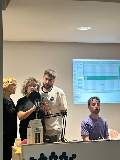Los coordinadores del proyecto Cristian Alcaraz (izquierda) e Ignacio Mateos ayudan a algunas alumnas durante un ejercicio.