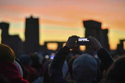 La gente toma imágenes con sus móviles en Stonehenge durante la celebración del solsticio de verano en Stonehenge, en Salisbury (Reino Unido).