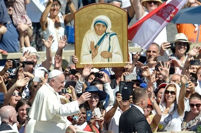 El papa Francisco saluda a los fieles congregados en la plaza de San Pedro durante la ceremonia de canonización de la Madre Teresa de Calcuta.