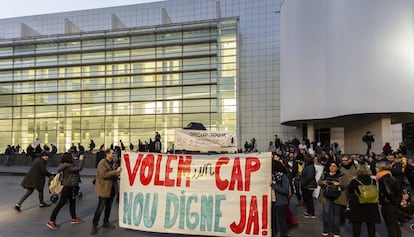 Manifestación de vecinos del Raval y trabajadores del CAP, ayer, frente al Macba.