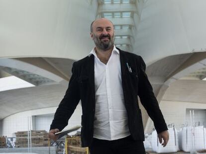 El nuevo director artístico del Palau de Les Arts, Davide Livermore, en las puertas de la sala Martín i Soler.