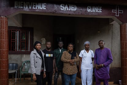 La doctora Marie Koumbassa, en el centro, junto a parte de su equipo en la puerta del centro Sajed de atención a personas drogodependientes en Conakry.