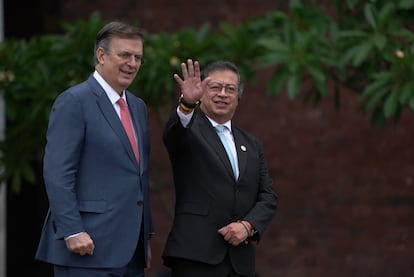 Gustavo Petro, presidente de Colombia, llega con Marcelo Ebrard a la toma de posesión de Claudia Sheinbaum.