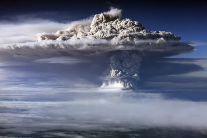 Vista desde Osorno de la nube de cenizas del complejo volcánico Puyehue - Cordón Caulle que alcanzó una altura de 10 kilómetros (imagen tomada el 5 de junio).