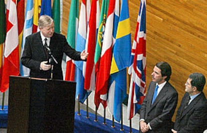El nuevo presidente del Parlamento Europeo, Pat Cox (izquierda), se dirige a José María Aznar y a Romano Prodi en la sede de la Eurocámara en Estrasburgo.