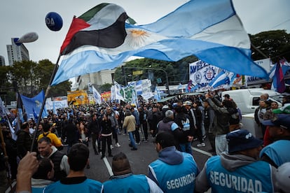 Los trabajadores avanzan hacia la Plaza de Mayo. 