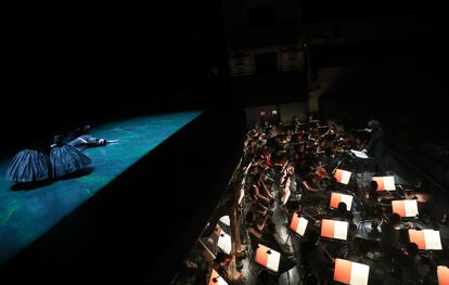 Mishchenko en el suelo del escenario mientras la orquesta toca la obertura.