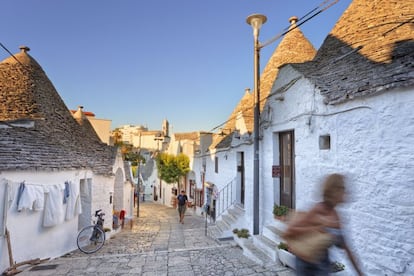 Capital de la poco conocida región de Apulia y puerta hacia lugares como Matera y sus casas cueva excavadas en la roca, la fortaleza de Castel del Monte, Lecce, Otranto o Galatina y su iglesia de Santa Caterina. Desde 140 euros. (www.vueling.com)