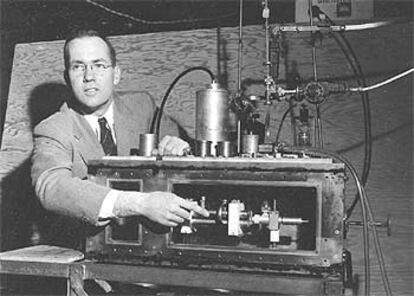 Charles Townes, de la Universidad de Columbia, presenta el primer máser en Nueva York, en enero de 1955.