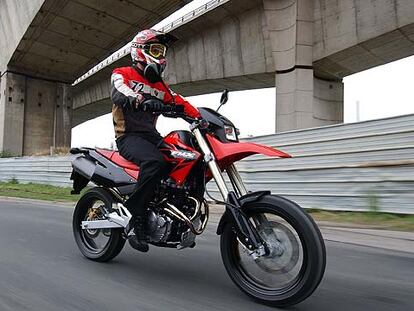 Las motos de <i>supermotard</i> admiten el uso diario y las salidas al campo.