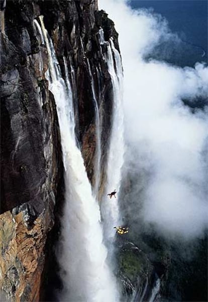 Dos deportistas de salto base (una modalidad de paracaidismo) en el Salto del Ángel (o Salto Ángel), sobre el río Churún.