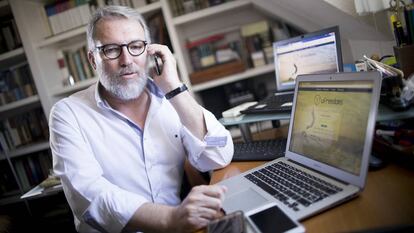Francisco Pérez, socio de Ufreedoms, durante una demostración de la aplicación.