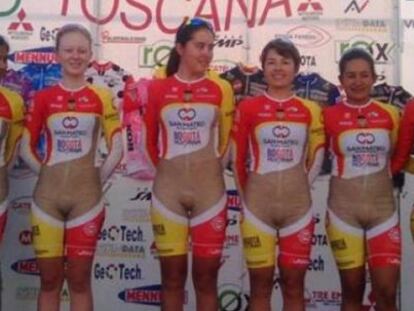 El uniforme simula que las ciclistas van desnudas. 