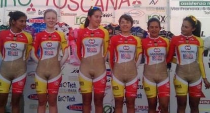 El uniforme simula que las ciclistas van desnudas.
