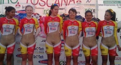 El uniforme simula que las ciclistas van desnudas. 