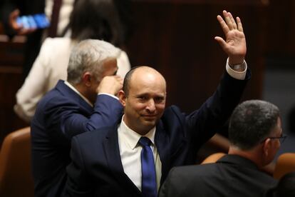 El primer ministro israelí, Naftali Bennett, saluda en la Knesset (asamblea israelí), este domingo.