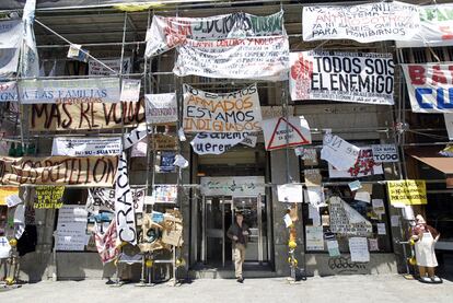 Entrada llena de carteles de un comercio en la Puerta del Sol.