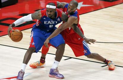 Kobe Bryant trata de parar a LeBron James.