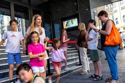 Proyección de la película 'Padre no hay más que uno 5' en los Cines Callao de Madrid, el 26 de junio de 2025.