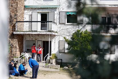 Efectivos de Emergencias Madrid, el domingo en la residencia Juan XXIII, ubicada en el distrito de Moncloa-Aravaca.