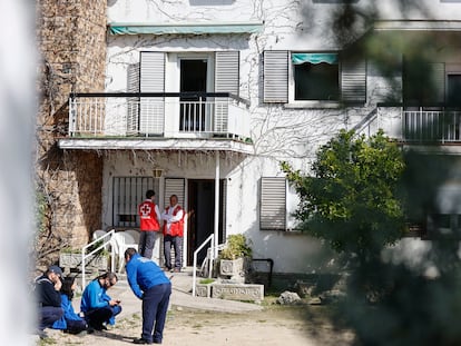 Efectivos de Emergencias Madrid, el domingo en la residencia Juan XXIII, ubicada en el distrito de Moncloa-Aravaca.