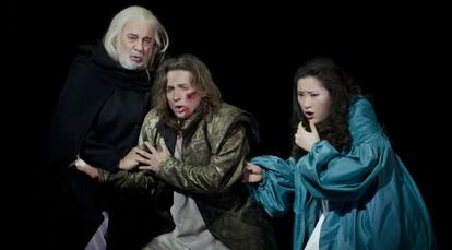 Plácido Domingo, el tenor italiano Ivan Magrì y la soprano china Guanqun Yu, en un ensayo de la ópera.