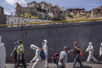 Gente común y corriente en constante lucha en una Venezuela caótica. La pandemia se suma a su enorme crisis: difícil acceso a medicamentos y comida, hospitales sin agua ni electricidad.

