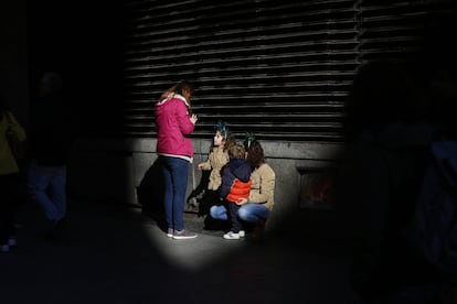 Una familia con adornos navideños en la cabeza.