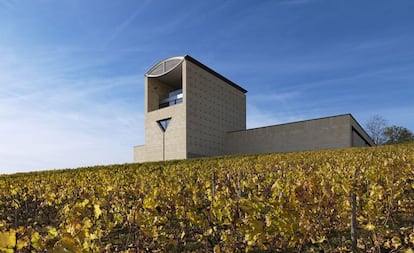 Construida entre 2007 y 2009 en las cercanías de Saint Emilion, en la región francesa de Burdeos, obra del arquitecto suizo Mario Botta. Por encima de las zonas de recepción, producción y envejecimiento del vino se eleva una torre que aloja oficinas y zonas dedicadas a la cata de vino, además de una terraza panorámica.