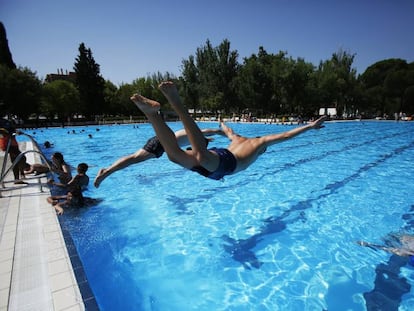 Un joven se lanza a la piscina municipal de Aluche.