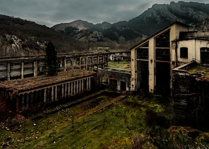 Ruinas de los antiguos lavaderos de Vegamediana, donde se clasificaba el carbón, en la cuenca de Sabero (León). Albergó a cientos de trabajadores y cerró en los años noventa. Hoy es escenario para batallas de 'paintball'.