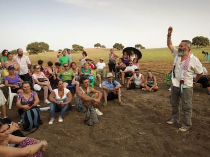 El diputado de IU S&aacute;nchez Gordillo se dirige a un grupo de jornaleros en Las Turquillas durante la ocupaci&oacute;n.