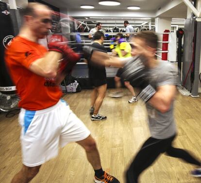 Prácticas por parejas entre socios del gimnasio Morales Box.